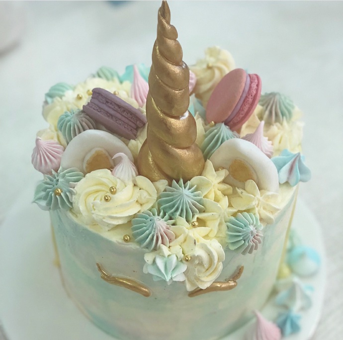 Vtipný duhový dort s jednorožcem může být hvězdou dětské oslavy i svatebního brunche.