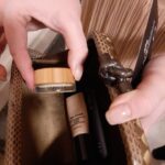 Alena si doma nezapomněla přírodní balzám na rty a také kvalitní korektor, který její make-up udrží celý večer v dokonalém stavu. Zahlédnout můžeme v psaníčku také elektronickou cigaretu.