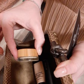 Alena si doma nezapomněla přírodní balzám na rty a také kvalitní korektor, který její make-up udrží celý večer v dokonalém stavu. Zahlédnout můžeme v psaníčku také elektronickou cigaretu.