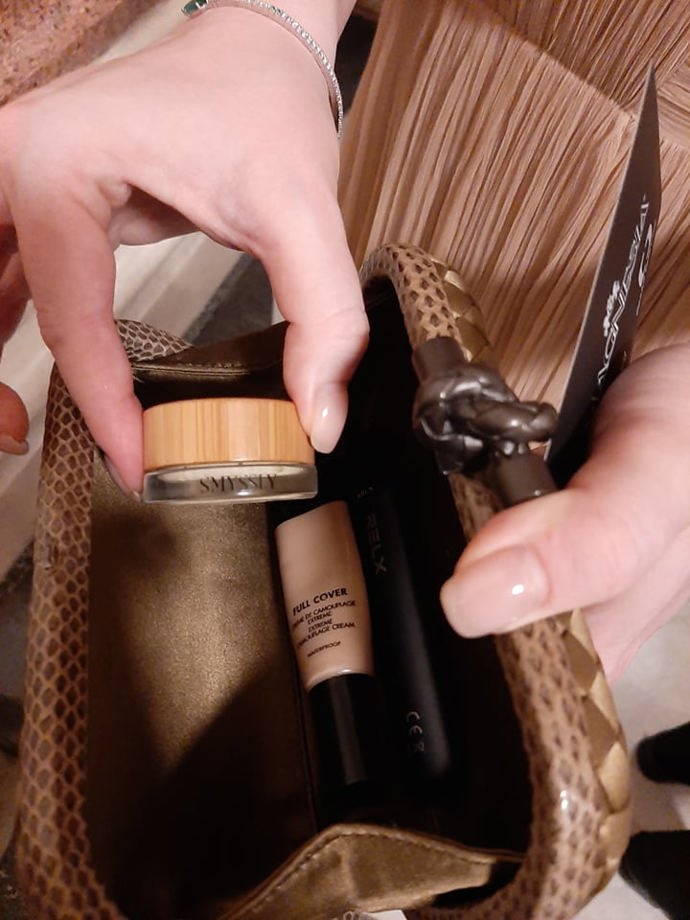 Alena si doma nezapomněla přírodní balzám na rty a také kvalitní korektor, který její make-up udrží celý večer v dokonalém stavu. Zahlédnout můžeme v psaníčku také elektronickou cigaretu.