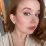 Šperky italského klenotnického domu Gismondi, které ten večer Alena do pražského Rudolfina vynesla, stojí přes 700 tisíc korun. Zelené kameny, kterými je blyštivý komplet posetý, na zrzavé herečce maximálně vyniknou.