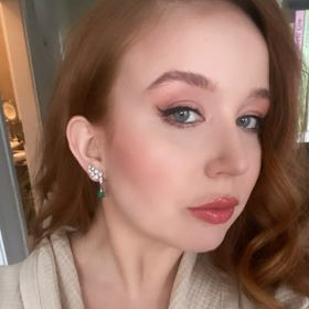 Šperky italského klenotnického domu Gismondi, které ten večer Alena do pražského Rudolfina vynesla, stojí přes 700 tisíc korun. Zelené kameny, kterými je blyštivý komplet posetý, na zrzavé herečce maximálně vyniknou.