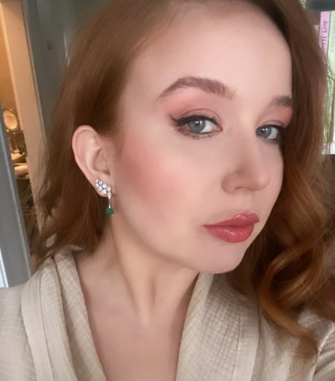 Šperky italského klenotnického domu Gismondi, které ten večer Alena do pražského Rudolfina vynesla, stojí přes 700 tisíc korun. Zelené kameny, kterými je blyštivý komplet posetý, na zrzavé herečce maximálně vyniknou.