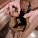 Alena Doláková ukázala redakci Lifee.cz obsah svého psaníčka. Pravda je, že jeho velikost dovoluje vzít si s sebou skutečně jen ty nejnutnější kosmetické produkty.