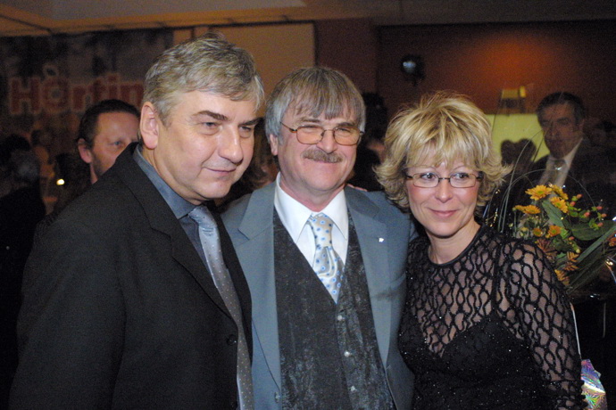 Karel Vágner a Miroslav Donutil jsou blízcí přátelé. Na fotografii s manželkou Miroslava Donutila Zuzanou.