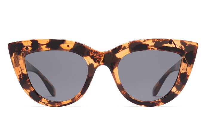 Hnědé cat eye sluneční brýle značky Meller představují spojení moderního designu a exotického vzhledu. Lentiamo, 699 Kč