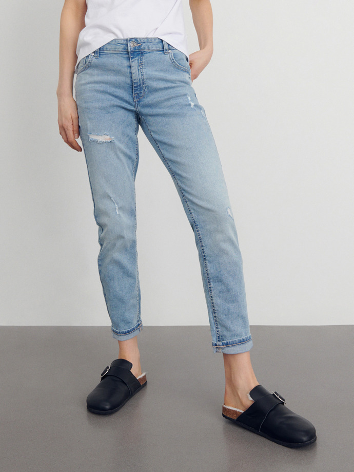 Světlé boyfriend džíny s nízkým sedem. Reserved, 699 Kč