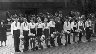 Těžký život sovětských pionýrů: Zapovězen byl fotbal, ruce v kapsách a olizování prstů