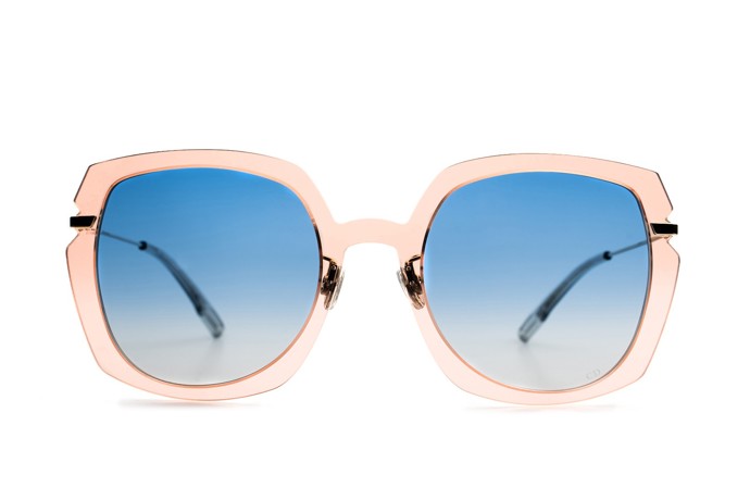 Extravagantní sluneční brýle Dior s růžovou obroučkou a modrými skly pro všechny milovnice výstřednosti. Lentiamo, 5576 Kč