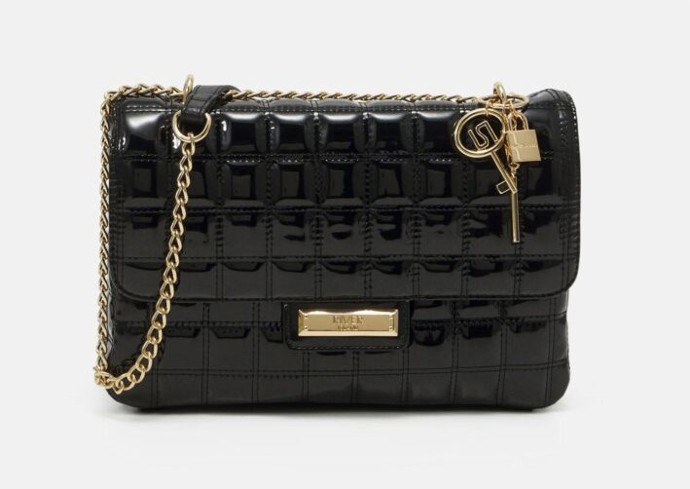 Černá lesklá kabelka s řetízkem. Zalando, 1070 Kč