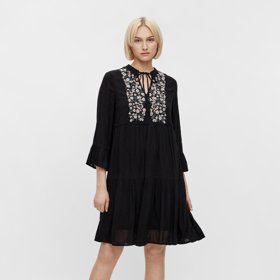 Černé volné šaty s výšivkou v horní části. Pieces, 929 Kč