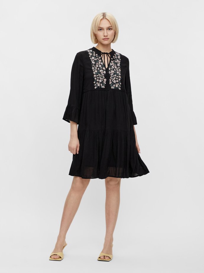 Černé volné šaty s výšivkou v horní části. Pieces, 929 Kč