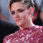 Herečka Kristen Stewart je svou jinakostí fascinujícím zjevením. Sluší jí pánský styl účesů a extravagantní líčení, které v kombinaci s flitrovanými večerními šaty působí prostě fantasticky.