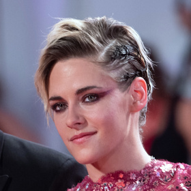 Herečka Kristen Stewart je svou jinakostí fascinujícím zjevením. Sluší jí pánský styl účesů a extravagantní líčení, které v kombinaci s flitrovanými večerními šaty působí prostě fantasticky. 