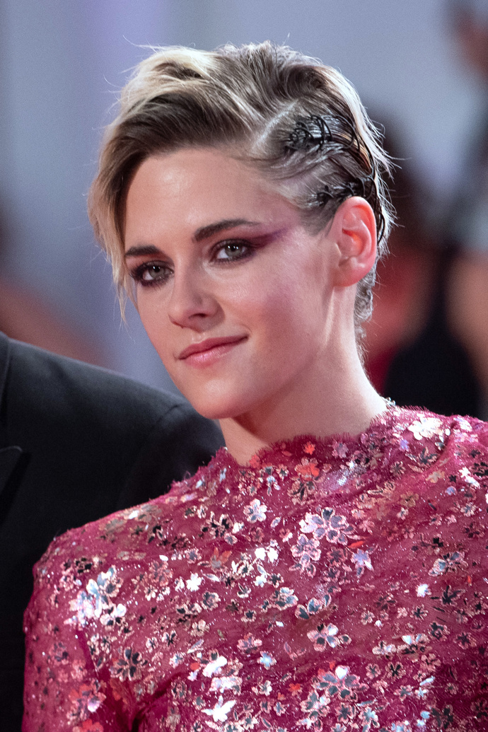 Herečka Kristen Stewart je svou jinakostí fascinujícím zjevením. Sluší jí pánský styl účesů a extravagantní líčení, které v kombinaci s flitrovanými večerními šaty působí prostě fantasticky. 