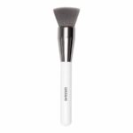 Foundation brush v elegantním designu. Douglas, 399 Kč