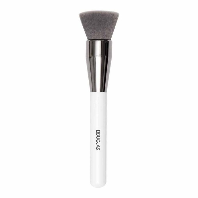 Foundation brush v elegantním designu. Douglas, 399 Kč