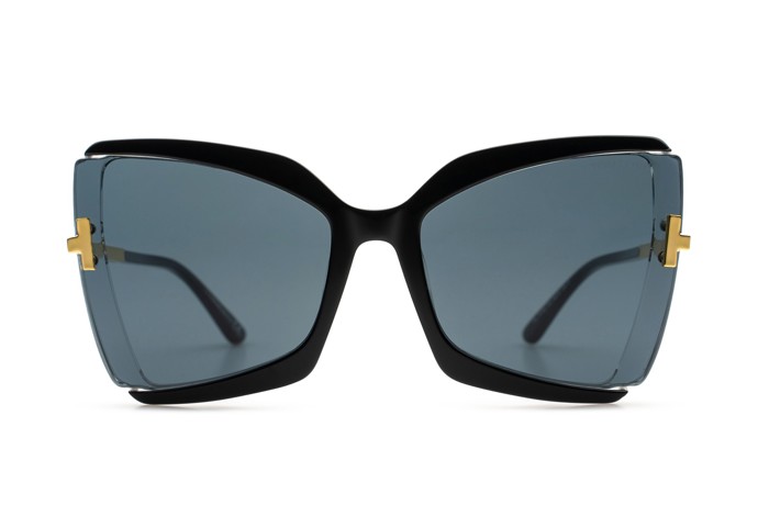 Hranaté sluneční brýle Tom Ford bývají zpravidla ztělesněním dokonalého designu, elegance a jedinečného stylu. A jinak tomu není ani u těchto výrazných černých brýlí se zlatým detailem. Lentiamo, 7649 Kč