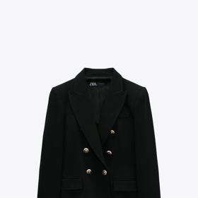 Dámské černé sako s dlouhým rukávem a klopami do špičky je obzvlášť pro jaro a léto jako stvořené. Zara, 1399 Kč