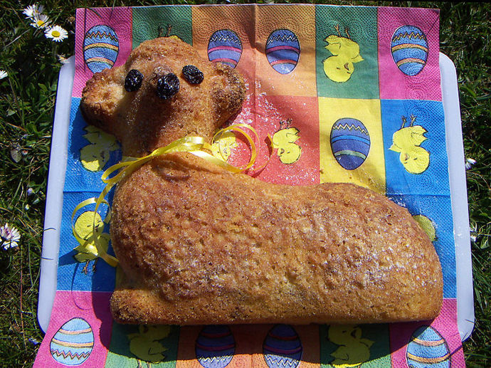 Na druhou stranu končí také páteční půst, takže se pečou třeba beránci.