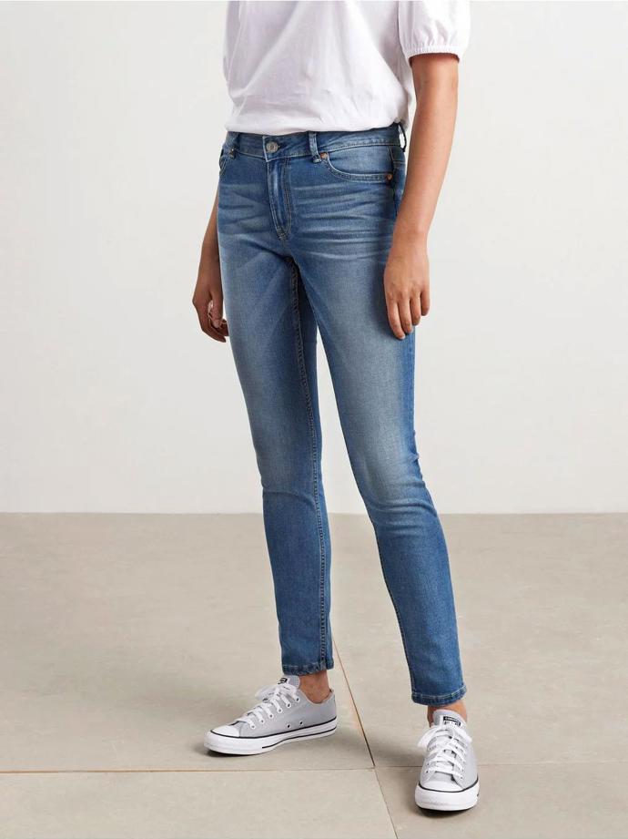 Úzké džíny s nízkým sedem. Lindex, 999 Kč