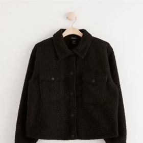 Chlupatá černá košilová bunda. Lindex, 1299 Kč