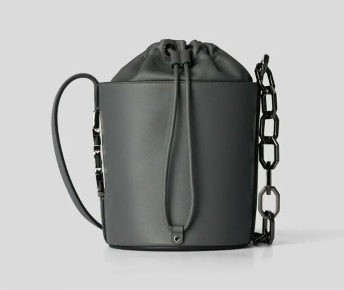 Taška s příčným popruhem v šedém odstínu. KARL LAGERFELD, 5372 Kč