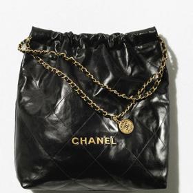 Elegantní černá prošívaná kabelka se zlatými kovovými doplňky. Chanel, 130 000 Kč