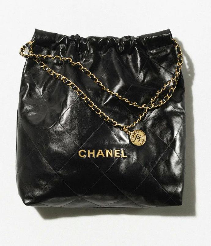 Elegantní černá prošívaná kabelka se zlatými kovovými doplňky. Chanel, 130 000 Kč