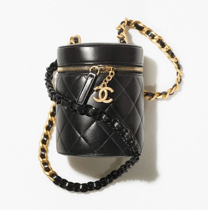 Černá malá prošívaná kabelka zdobená zlatými detaily a zlatým řetízkem. Chanel, 107 616 Kč