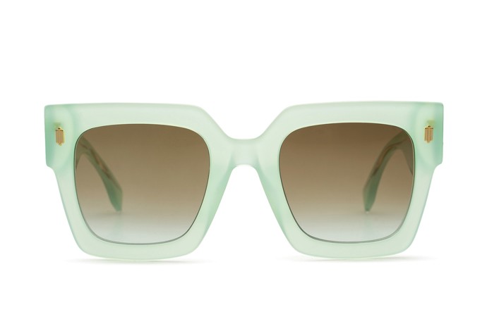 Svěží zelené hranaté obroučky s hnědými skly od značky Fendi jsou pro jarní a letní měsíce jako stvořené. Lentiamo, 6699 Kč