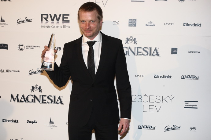 Herec Matěj Hádek zapomněl roku 2016 dvě sošky Českých lvů, svoji a svého bratra, po přímém přenosu v baru. Vrátil se pro ně druhý den.