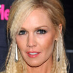 A to vzdor faktu, že si záhy našly životní partnery a založily rodiny, čímž měly jiné starosti, než chodit na kafíčko s kamarádkou. Když pak Jennie krachlo manželství s otcem jejích tří dcer, Tori jí dělala vrbu.