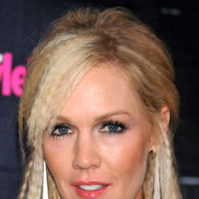 A to vzdor faktu, že si záhy našly životní partnery a založily rodiny, čímž měly jiné starosti, než chodit na kafíčko s kamarádkou. Když pak Jennie krachlo manželství s otcem jejích tří dcer, Tori jí dělala vrbu.