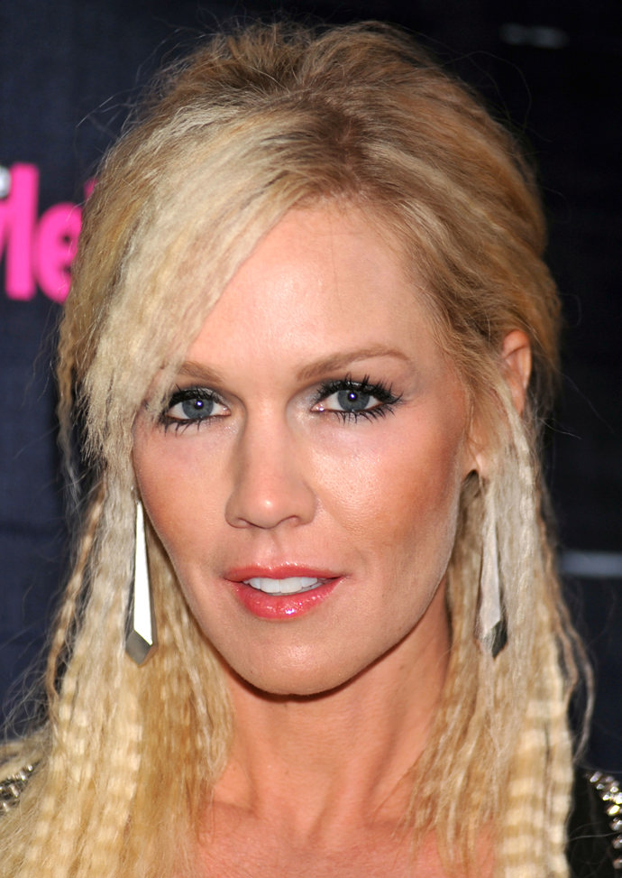 A to vzdor faktu, že si záhy našly životní partnery a založily rodiny, čímž měly jiné starosti, než chodit na kafíčko s kamarádkou. Když pak Jennie krachlo manželství s otcem jejích tří dcer, Tori jí dělala vrbu.