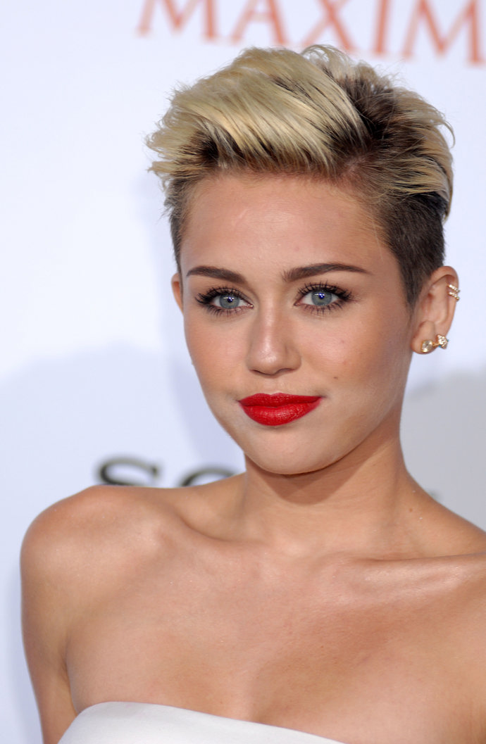 Výstřední rebelka Miley Cyrus s vlasy experimentuje ráda, poměrně dlouho ale zůstávala věrná tomuto punkovému účesu, který byl lehce vyholený po stranách. Křehký obličej a červená rtěnka vytvářejí k vlasům ten správný protipól, který nás na ní fascinuje. 
