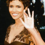 Herečka Halle Berry je právem považovaná za jeden ze sexsymbolů 20. století. Takhle jí to slušelo na předávání Zlatých Glóbů v roce 2002.