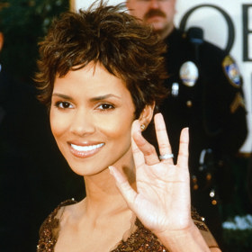Herečka Halle Berry je právem považovaná za jeden ze sexsymbolů 20. století. Takhle jí to slušelo na předávání Zlatých Glóbů v roce 2002.