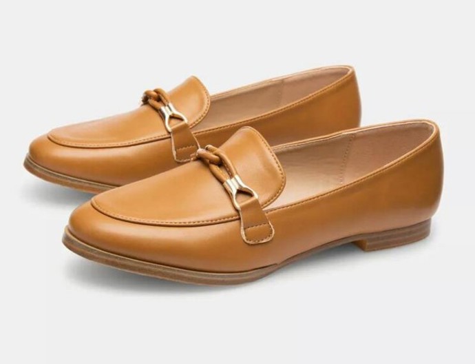 Hnědé mokasíny se zlatým detailem. DeeZee, 760 Kč