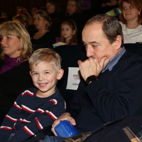 Vnouček Matouš byl ten den v dobré náladě a fotografy odměnil rošťáckým úsměvem.