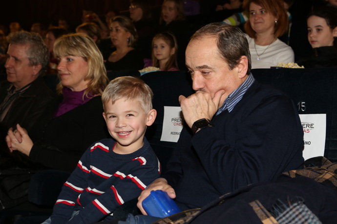 Vnouček Matouš byl ten den v dobré náladě a fotografy odměnil rošťáckým úsměvem.