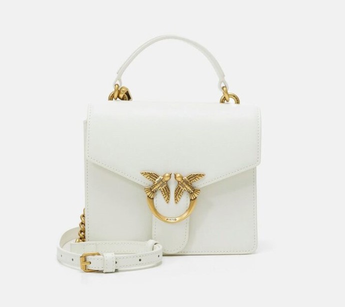 Bílá mini kabelka s příčným popruhem a zlatými detaily. Pinko, 6250 Kč