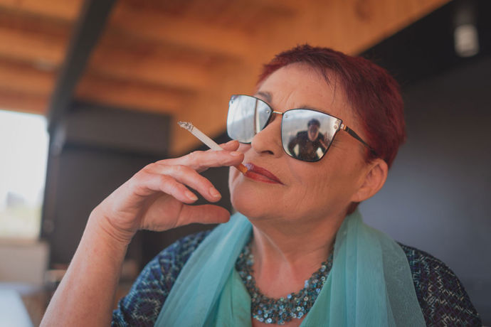 Valérie Zawadská si umí domácí zkrášlovací procedury užít. Během manikúry a pedikúry si dopřává oblíbenou cigaretu a kávu.