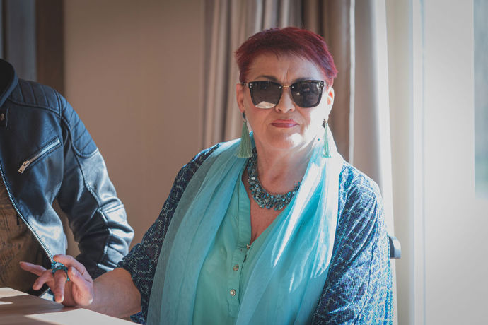 Valérie Zawadská nám předvedla kostým, který v nové hře oblékne. Můžeme prozradit, že její postava si oblíbila éru hippies.
