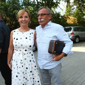 Zásnuby proběhly v letadle cestou do New Yorku. Pavel Zedníček se prý Hanky nejprve zeptal, zda si dá kávu, a teprve potom šel na věc...
