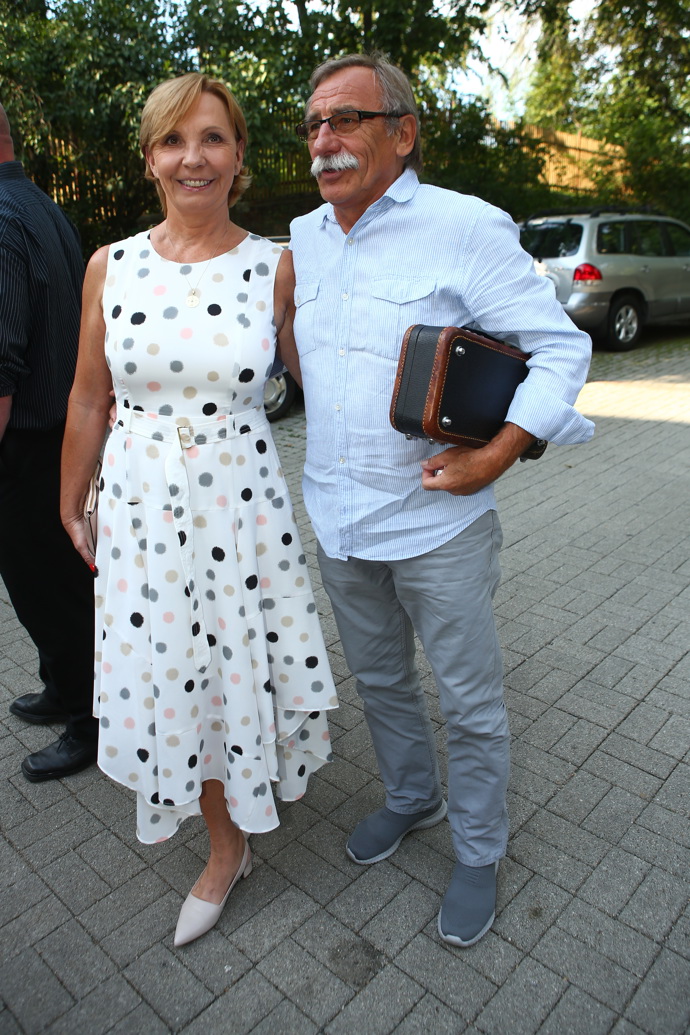 Zásnuby proběhly v letadle cestou do New Yorku. Pavel Zedníček se prý Hanky nejprve zeptal, zda si dá kávu, a teprve potom šel na věc...
