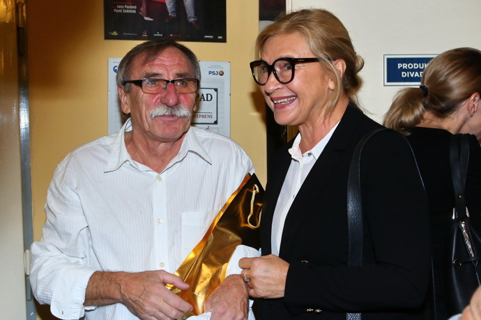 Dlouholetou jevištní partnerkou Pavla Zedníčka je herečka Jana Paulová.