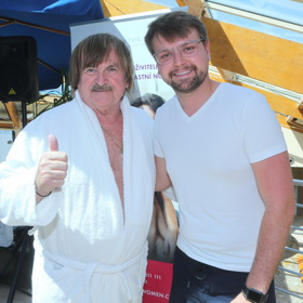 Syn Josef Vágner už má sám dvě dcerky, o které se dědeček Karel nadšeně stará - prý několikrát do týdne.