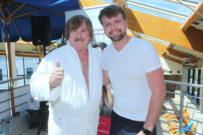 Syn Josef Vágner už má sám dvě dcerky, o které se dědeček Karel nadšeně stará - prý několikrát do týdne.