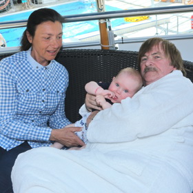 Vnučka Amélie je starší dcerou Josefa Vágnera. Tahle jí to sluší s dědečkem a babičkou.